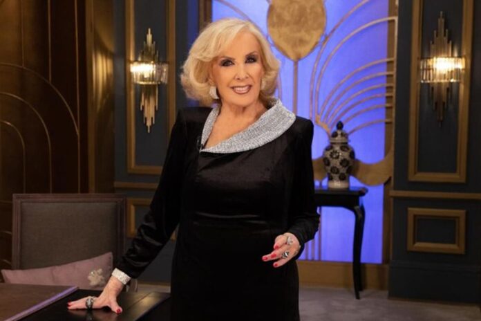 Mirtha Legrand sonriente durante una de sus emisiones televisivas