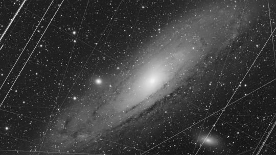 nasa-imagen-andromeda-antes-despues-procesamiento-digital Comparación de la galaxia de Andrómeda antes y después del procesamiento digital difundida por la NASA