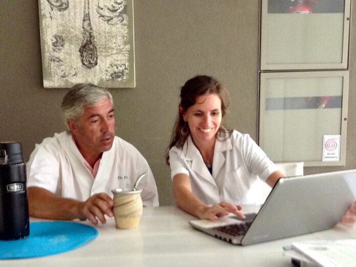Mercedes Rattagan y Carlos en la cocina de Saber Comer, negocio de viandas
