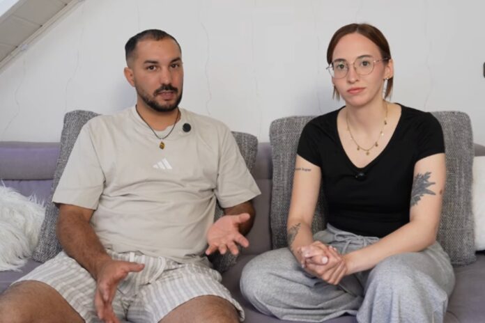 Pareja de argentinos inmigrantes en Alemania revisando sus gastos mensuales