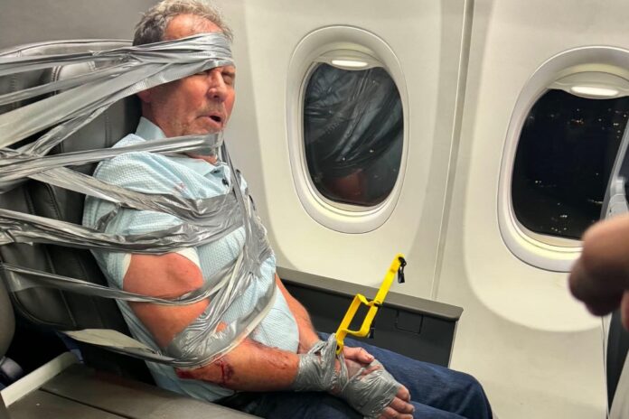 Pasajero atado a un asiento en un vuelo de American Airlines