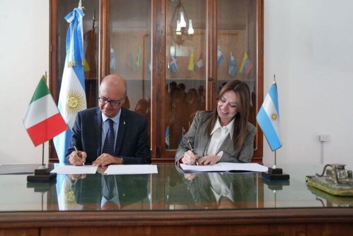 Sandra Pettovello y Giuseppe Valditara durante la firma de acuerdos en el Centro de Formación Capital Humano