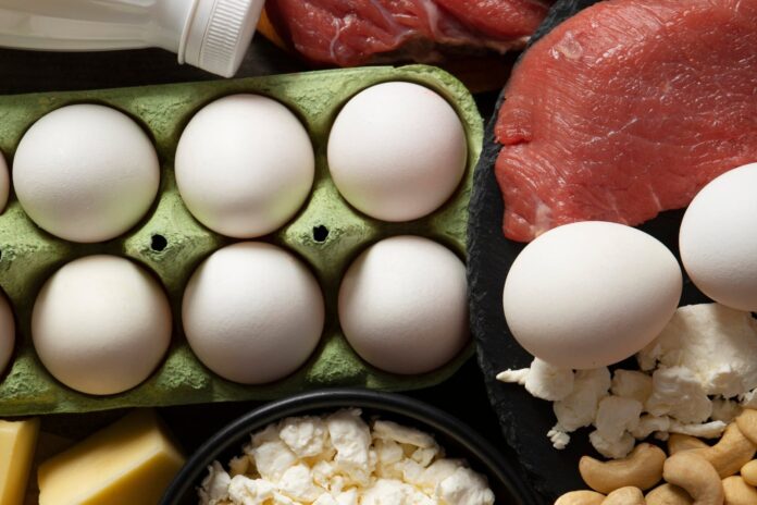 Productos enriquecidos con proteína en una góndola de supermercado