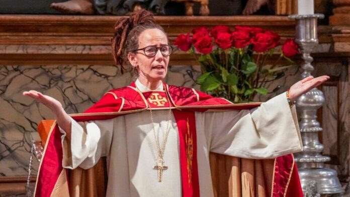 Sunniva Gylver, obispa luterana de Noruega, en la catedral de Oslo durante el funeral del rey Harald V