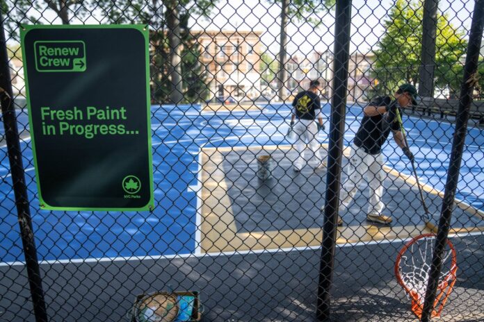 renew-crew-iniciativa-nueva-york-reparar-mejorar-parques-urbanos Operativo de reparación en Dry Harbor Playground, Queens, con personal del Renew Crew