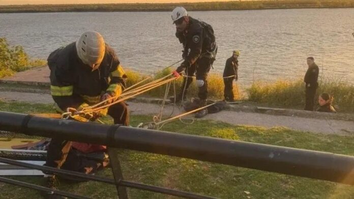 rescate-pareja-rio-parana-rosario Operativo de rescate en la barranca del río Paraná en Rosario