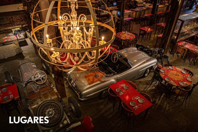 restaurante-antiguedades-autos-coleccion-ex-deposito-anchorena Interior del restaurante Nápoles con autos de colección y antigüedades