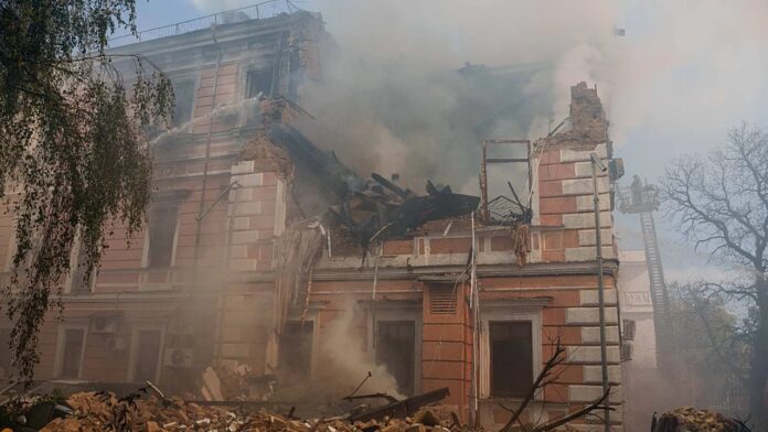 Edificio de la Academia Nacional de Ciencias de Ucrania en Kiev envuelto en llamas y humo tras el ataque ruso