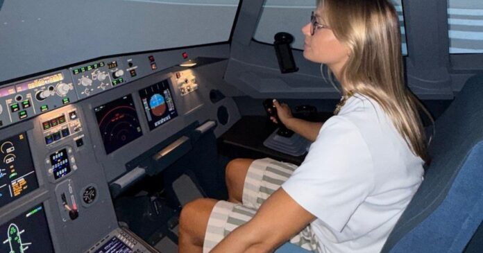 Piloto Savina Paül en la cabina de un avión Airbus 330