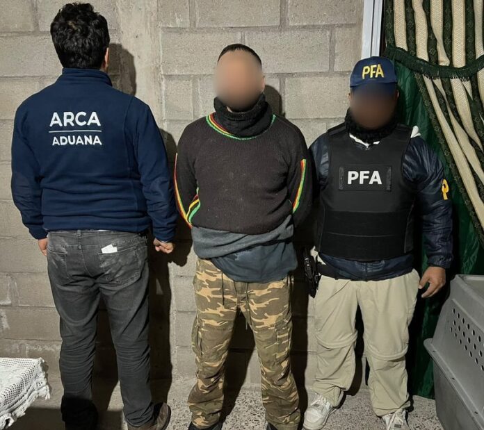 Camioneta utilizada para transportar el cargamento de MDMA secuestrado en el operativo