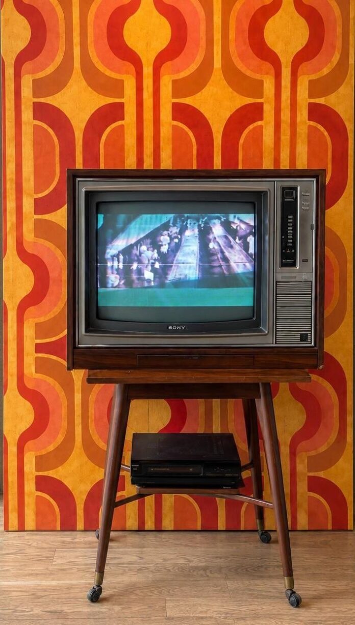 Instalación SIGNAL 01 / ECOS en el MACBA con televisor CRT y reproductor VHS