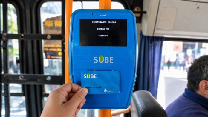 Tarjeta SUBE sobre una superficie plana