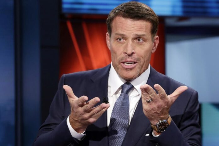 Tony Robbins durante una charla motivacional