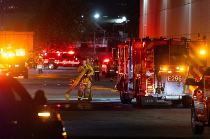 Restos de un helicóptero de noticias tras caer en una zona comercial de Los Ángeles