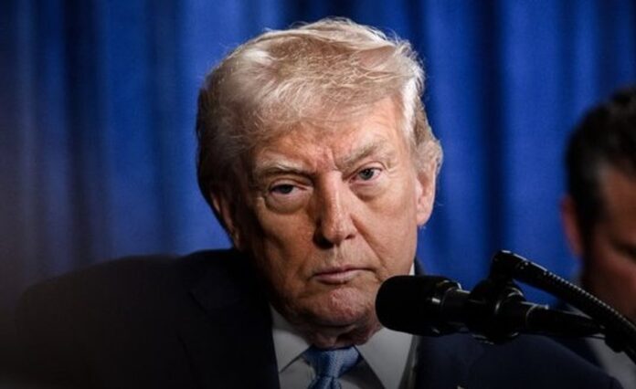 trump-advertencia-conflicto-argentina-reino-unido-malvinas-desastre-potencial-2 Donald Trump durante una reunión en Dublín con el primer ministro irlandés, Micheál Martin
