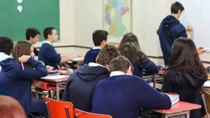 Aula escolar vacía con bancos y pizarrón, representando la mora escolar en Tucumán