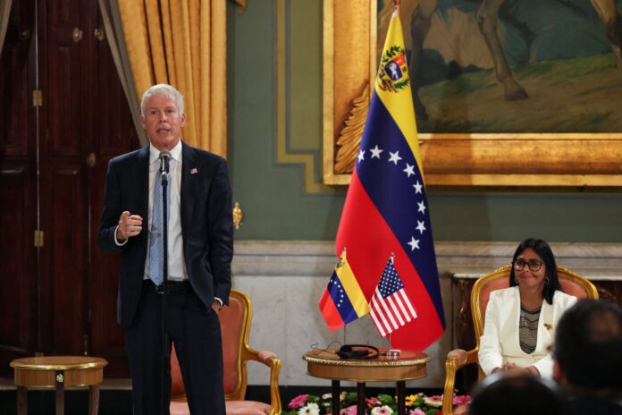 Firma de acuerdos petroleros entre Venezuela y empresas internacionales