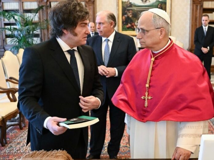 Papa León XIV durante una misa