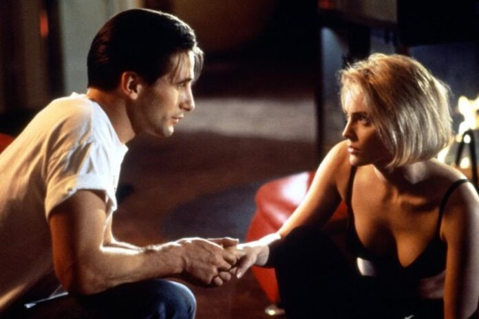 William Baldwin y Sharon Stone en una escena de la película Sliver