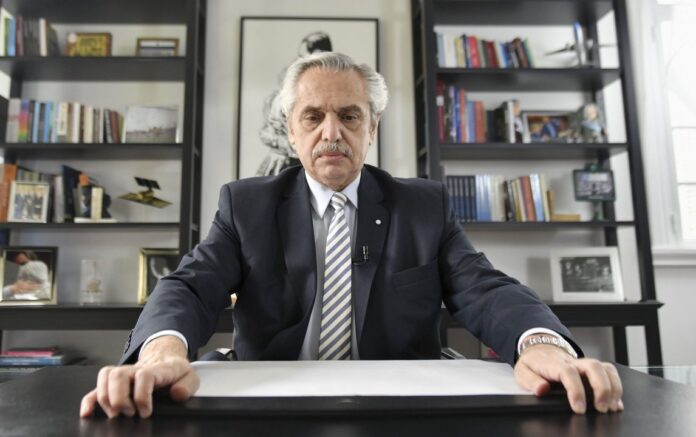 Alberto Fernández durante una entrevista