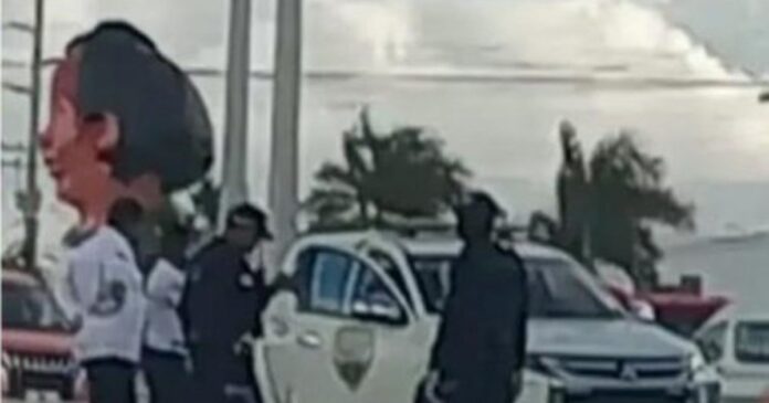 Motocicleta accidentada en una carretera