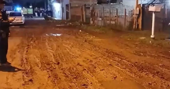 Móvil policial en la escena del ataque armado en González Catán, La Matanza