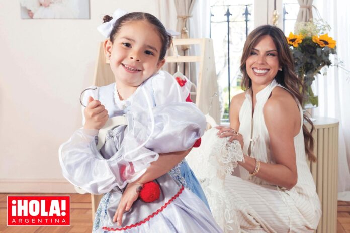 barby-franco-fernando-burlando-entrevista-familia Barby Franco y su hija Sarah en su casa de Barrio Parque