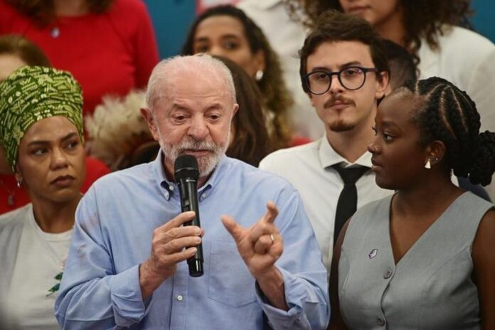 Luiz Inácio Lula da Silva y Flávio Bolsonaro durante la campaña electoral en Brasil