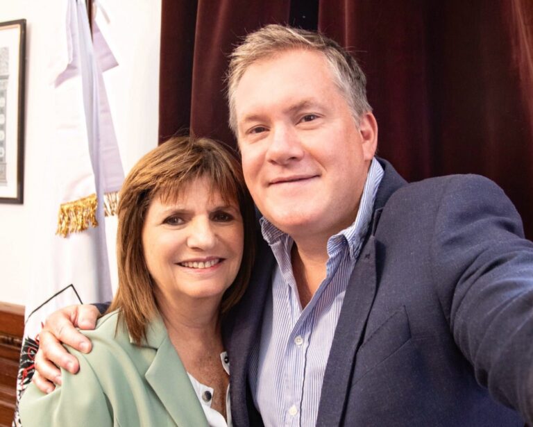 Patricia Bullrich junto a Juan Pablo Arenaza en un acto político