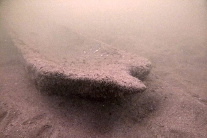 Canoa indígena de 1000 años encontrada en el fondo del lago Pewaukee, Wisconsin
