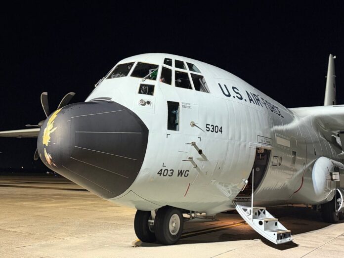 Avión Lockheed-Martin WC-130J de los Cazadores de Huracanes de la Reserva de la Fuerza Aérea de Estados Unidos en vuelo dentro del huracán Isaias