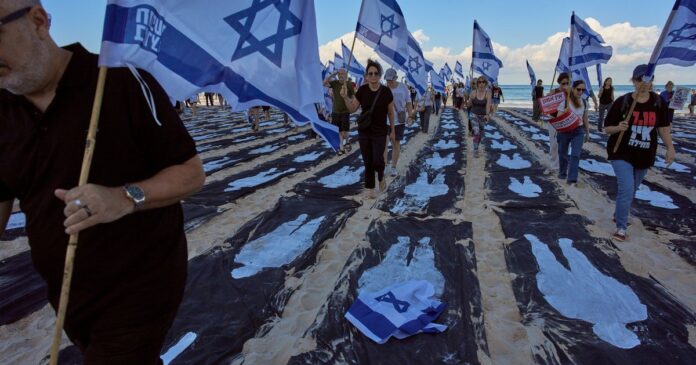 conmemoraciones-israel-ataque-7-octubre-situacion-gaza-4 Familiares de víctimas del ataque del 7 de octubre reunidos en el lugar del festival Nova