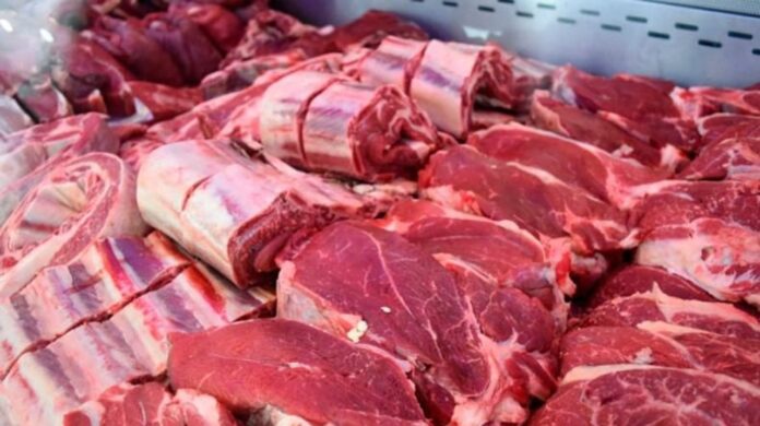 Interior de una carnicería con cortes de carne vacuna en exhibición