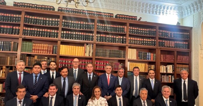 Reunión entre funcionarios del Gobierno y gobernadores en París