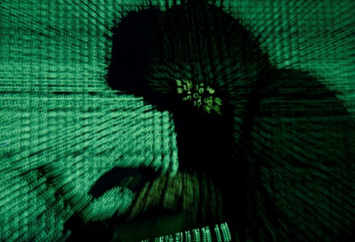 Agentes del FBI frente a una pantalla con datos de ciberseguridad