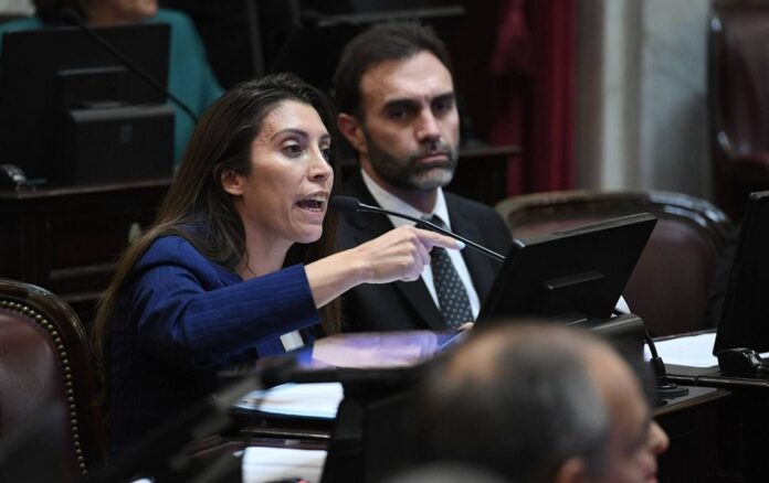 florencia-lopez-critico-corte-ley-tierras-juicio-politico Senadora nacional Florencia López