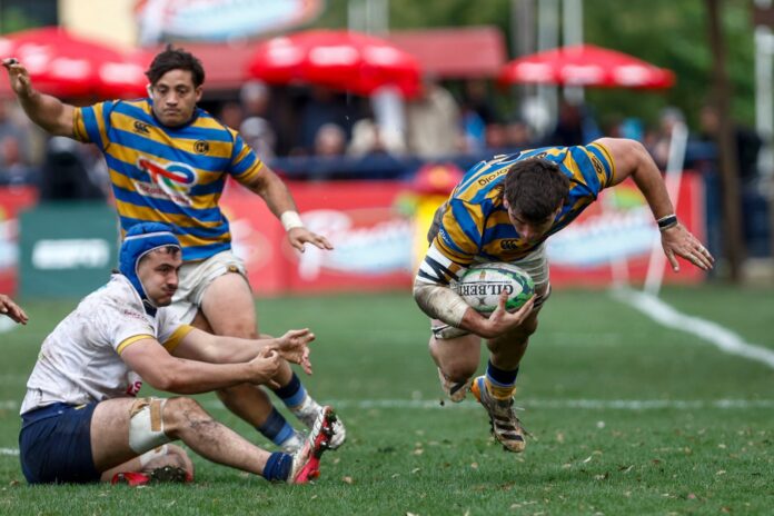 Jugadores de Hindú festejando un try durante el partido contra Regatas Bella Vista