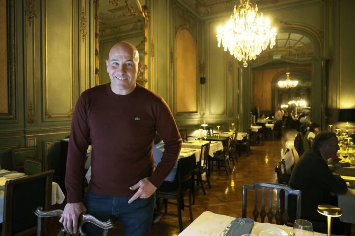 Martiniano Molina en la cocina de Casa República