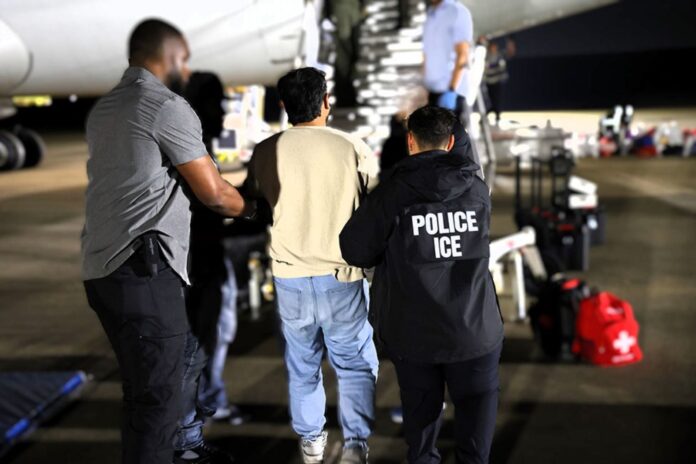Agentes del ICE durante un operativo migratorio en California