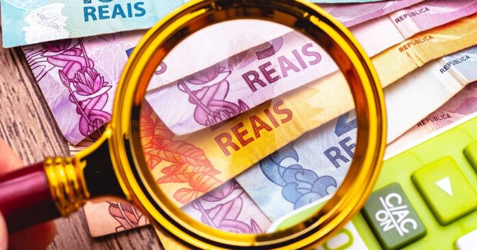 Billetes de real brasileño y pesos argentinos sobre una mesa