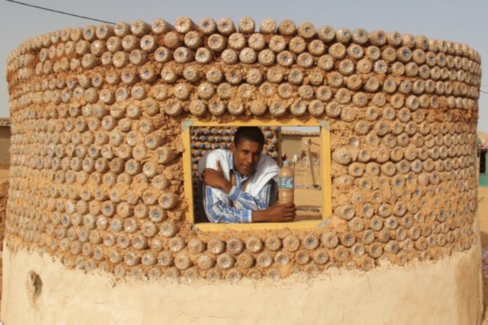 refugiado-saharaui-construyo-viviendas-botellas-plastico-campamentos-argelia Tateh Lehbib Breica construyó una casa con botellas para su abuela