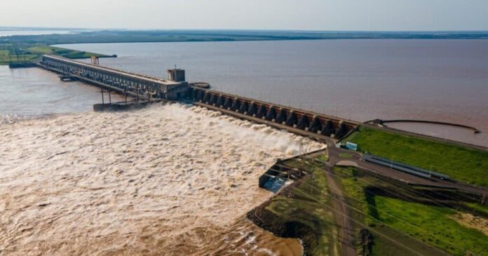 Compuertas de la represa Yacyretá abiertas