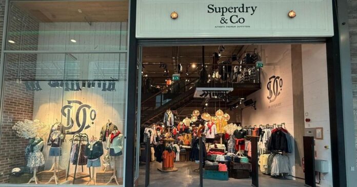 Interior de una tienda de ropa de la marca Superdry