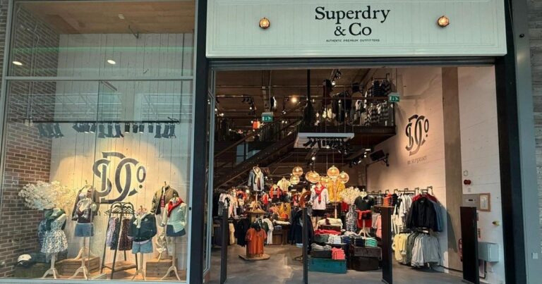 Interior de una tienda de ropa de la marca Superdry